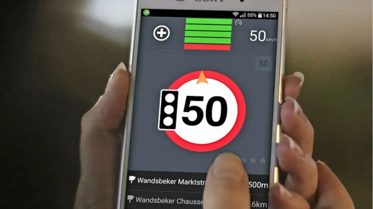 Blitzer-App im Auto - Was ist erlaubt? Strafen & Risiken