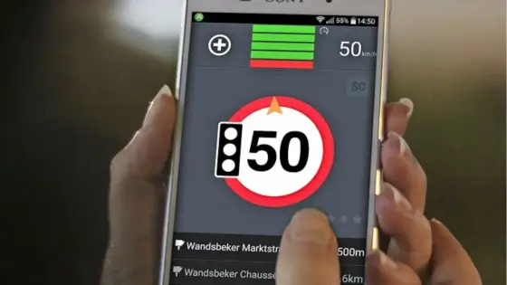 Blitzer-App im Auto - Was ist erlaubt? Strafen & Risiken